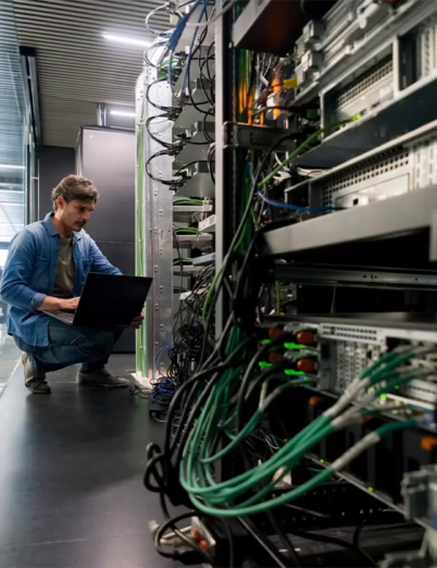 tech guy setting up in-building DAS system
